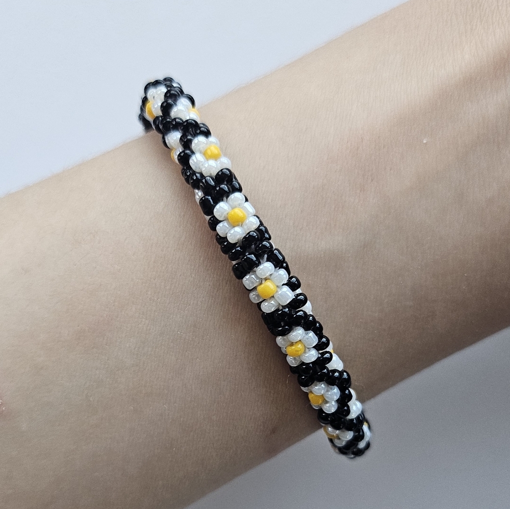 Cute beaded daisy Bracelet. Floral bracelet. Handmade